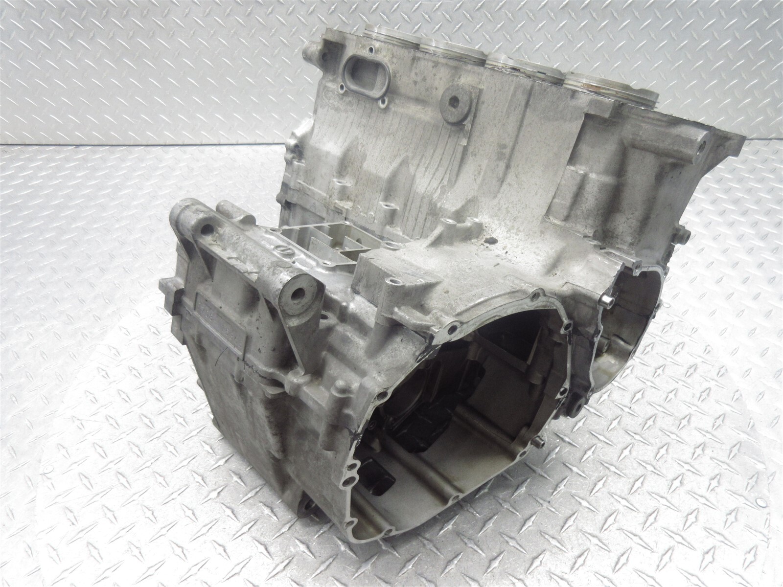 2002 01-02 Suzuki GSXR 1000 GSXR1000 Crankcase Case Engine Motor Block Piston