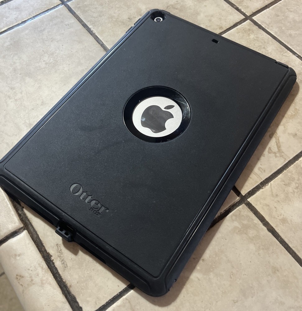 iPad 8 WiFi Cellular Otterbox Case Great Condition Broken