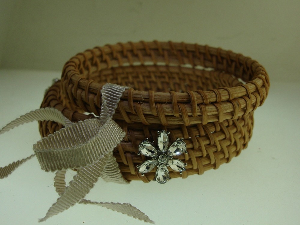 UNIQUE PAIR WICKER BANGLE BRACELETS W/RHINESTONE FLOWERS! 8" NEW!