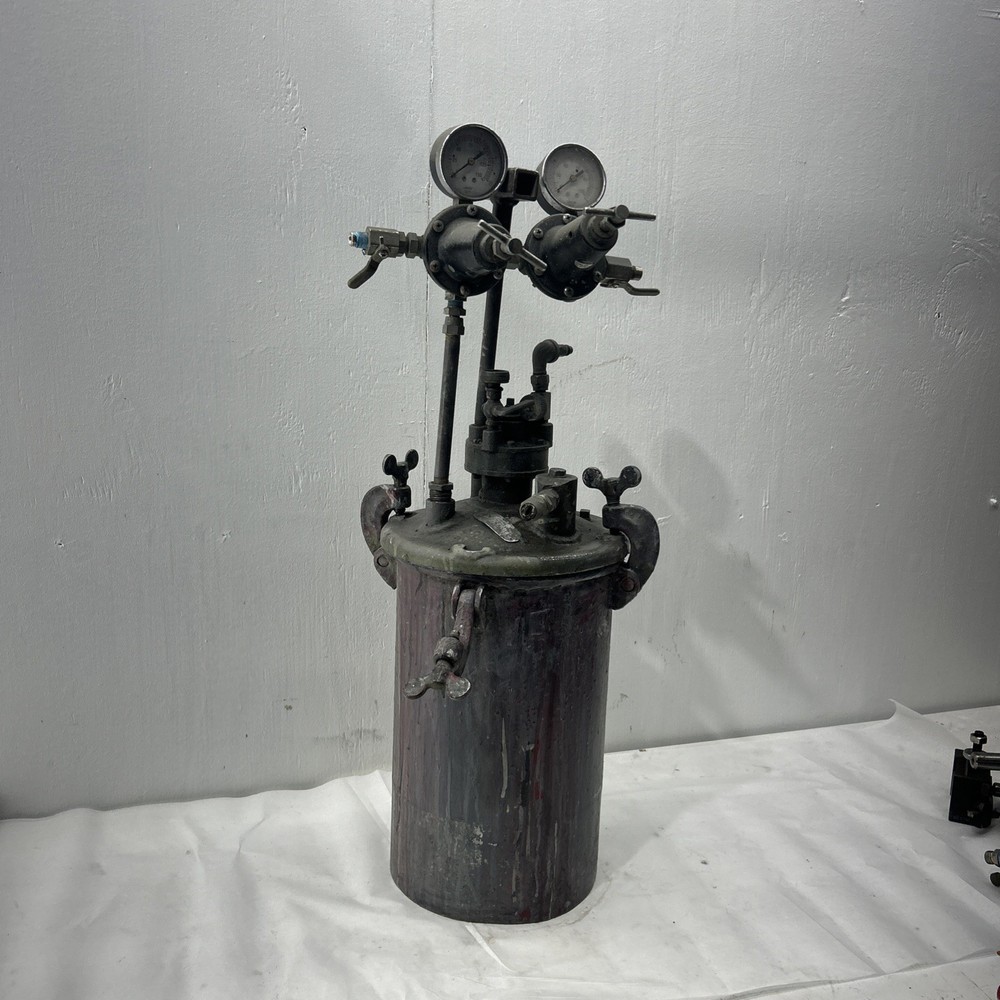 Devilbis Pressure Pot. 2 Gallon Paint Pressure Pot.