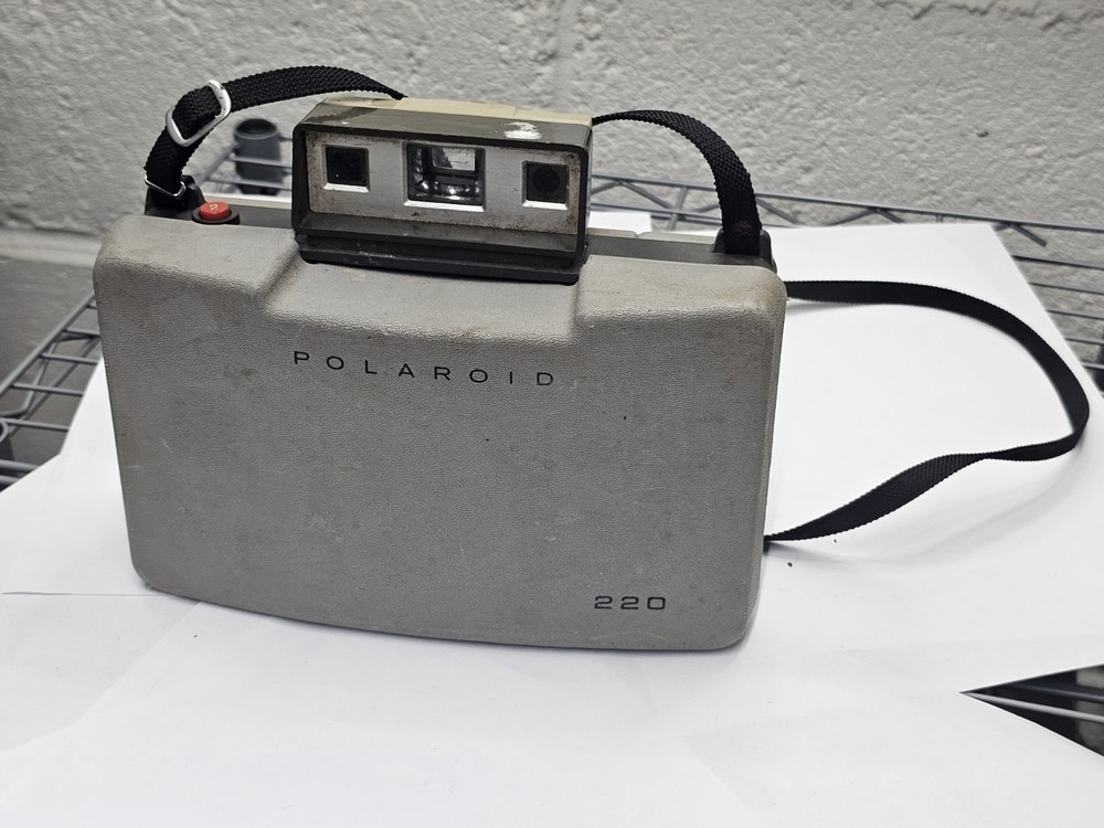 Polaroid 220 Automatic Land Camera With #193 Cold Clip - Untested