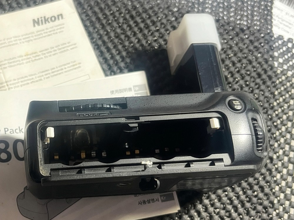 NIKON MB - D80 BATTERY PACK GRIP mint condition