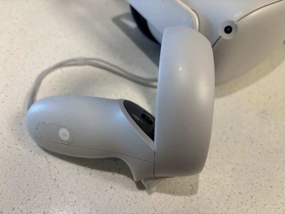 ***Excellent*** Meta Oculus Quest 2 128GB VR Headset W/Controllers