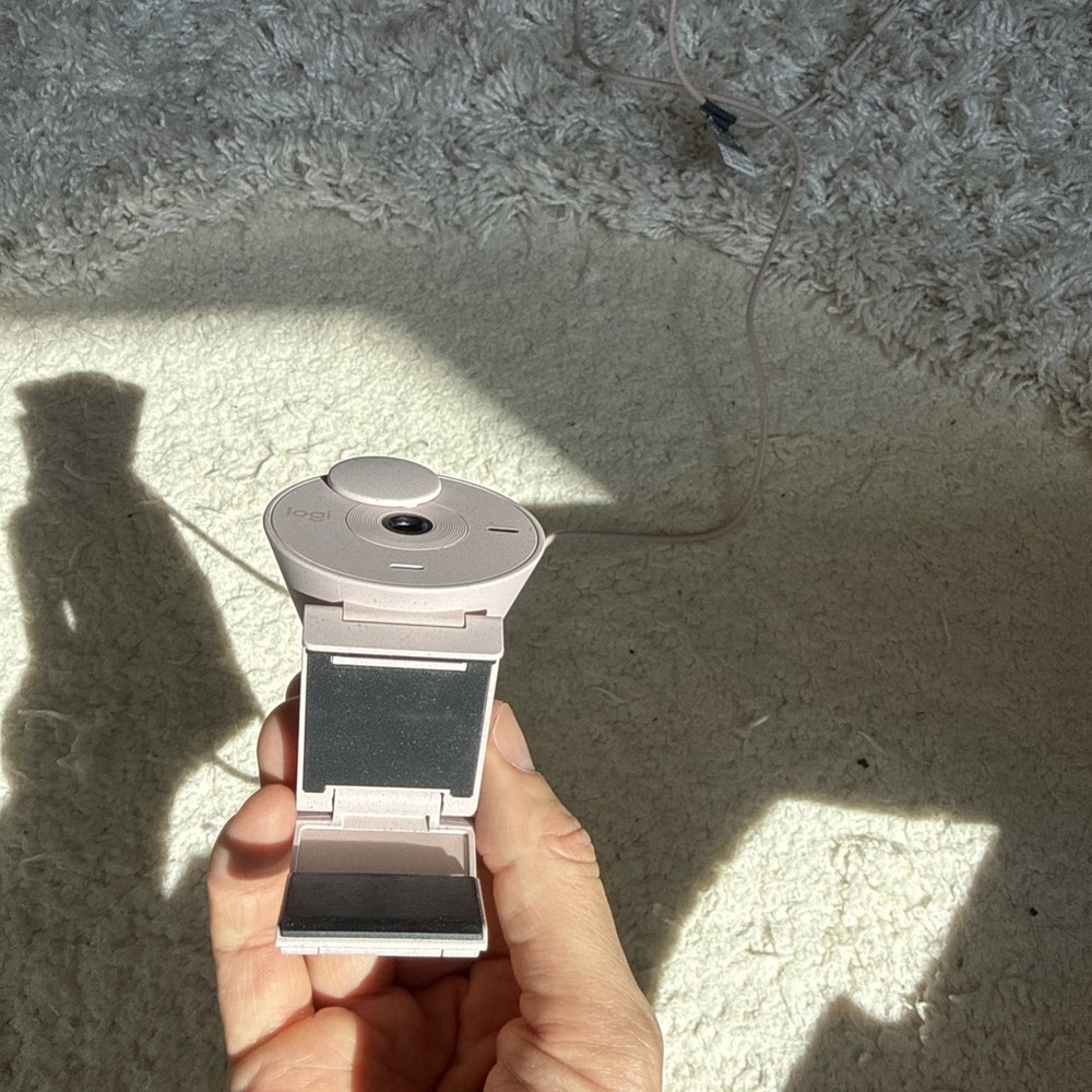 Pink Logitech Brio 300 Webcam