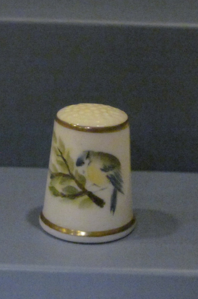 ROYAL WORCESTER HAND PAINTED THIMBLE - BIRD - BLUE TIT Signed D Dunkle
