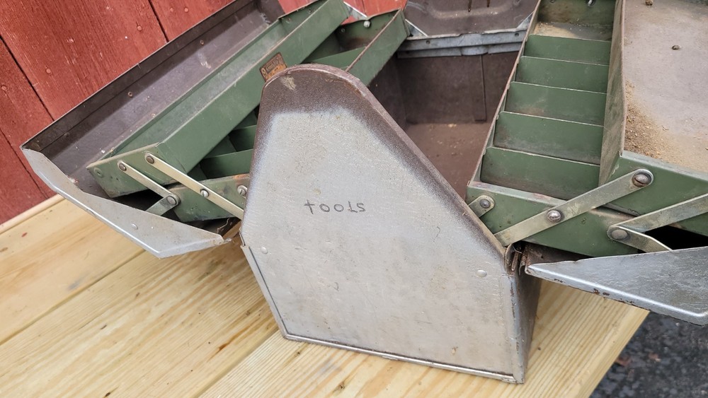 Kennedy Toolbox 1018 Cantilever Toolbox ( needs work ) sold as is