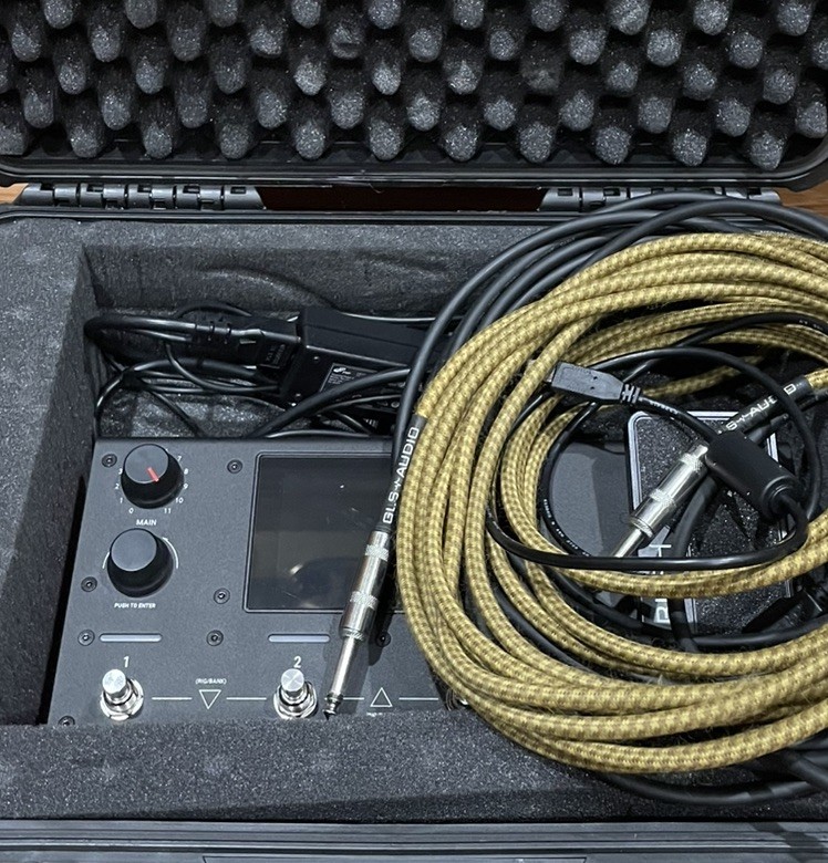 HeadRush MX5 Amp Modeling Guitar Effect Processor. With Cables And Case
