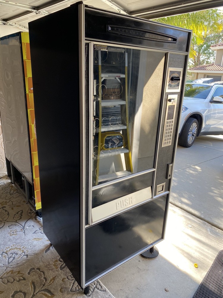 Used vending machine Snackshop5000 everything in good working condition