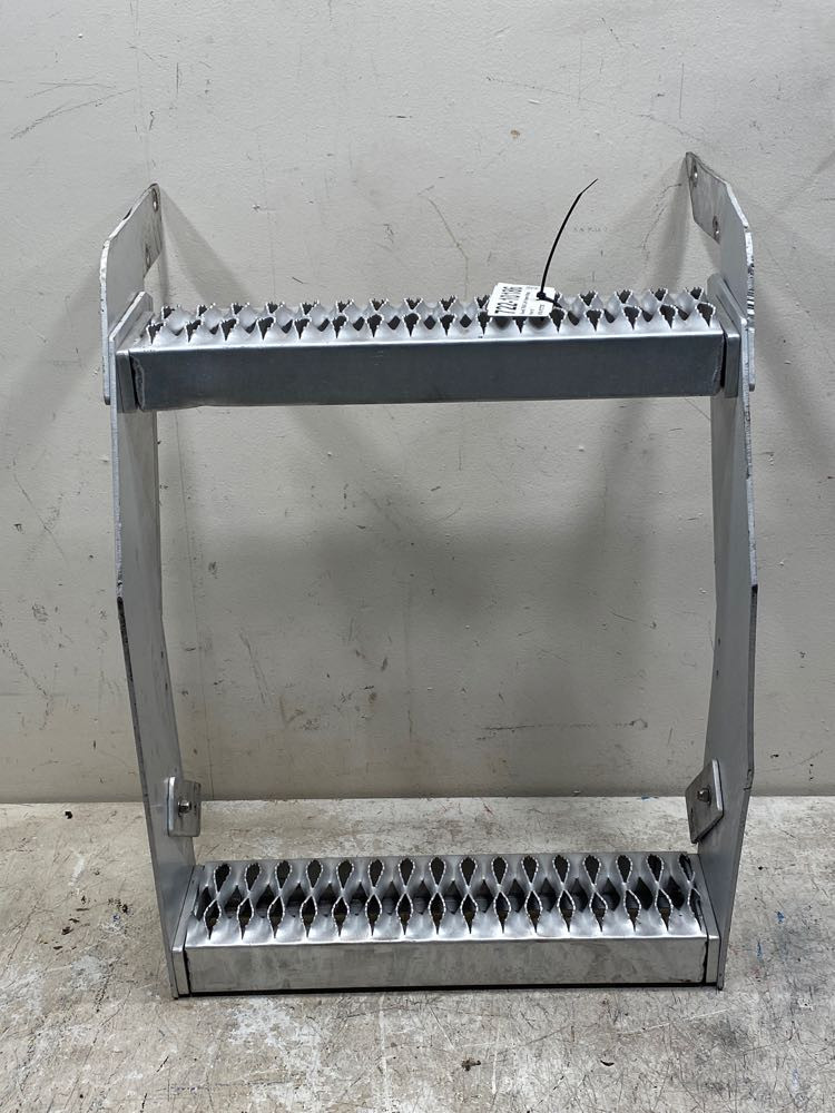 2016 Kenworth T660 Frame Step (722-10186)