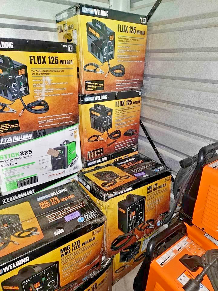 CHICAGO ELECTRIC 170 Amp-DC, 240v, MIG/Flux Cored Welder