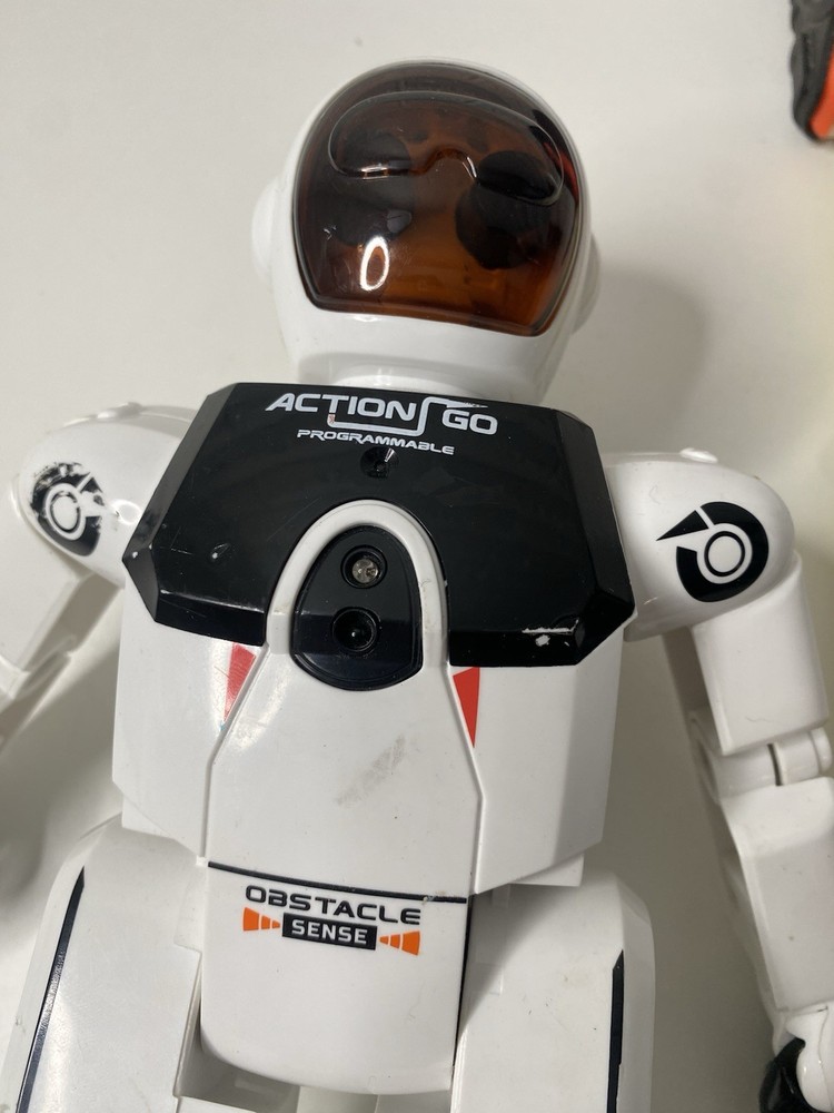 POWERS ON SILVERLIT 2002 ACTION GO PROGRAMMABLE WALKING ROBOT OBSTACLE SENSE