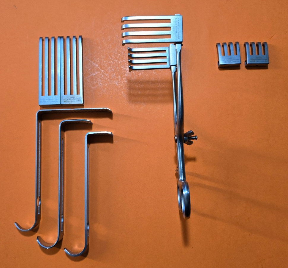 V.Mueller Surgical Henley Retractor Set .