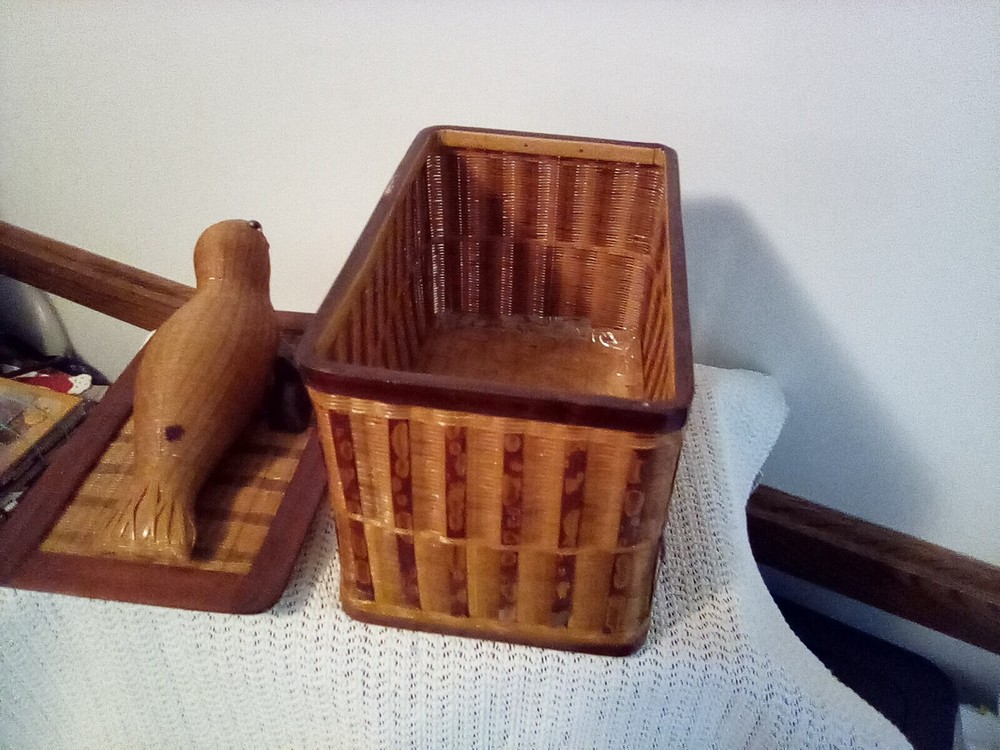 Seal Keepsake box. Possibly bamboo 8" x 8" x4.5"