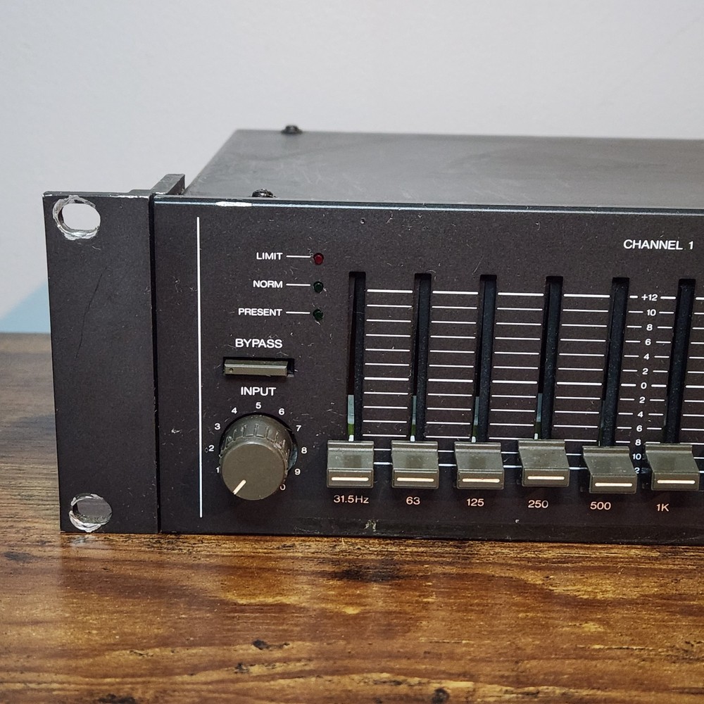 Fostex Model 3030 Dual Channel Graphic Equalizer Rack Mount – Powers On