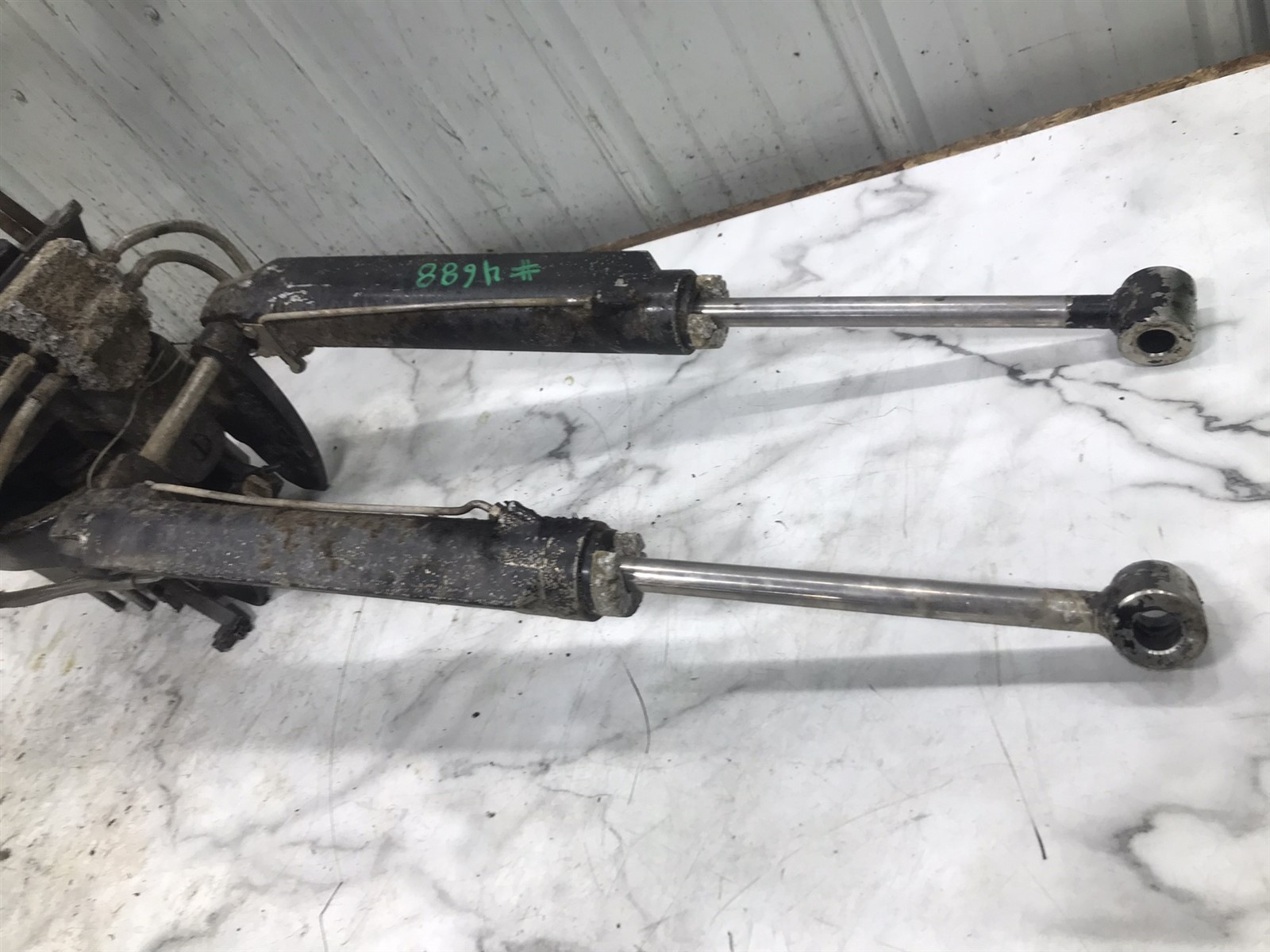 MerCruiser Alpha 1 Gen 2 out drive mount gimbal housing & hydraulic cylinders