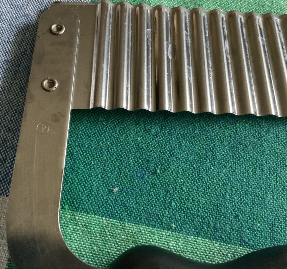 Pampered Chef Garnisher #1062 Crinkle Chopper Cutter