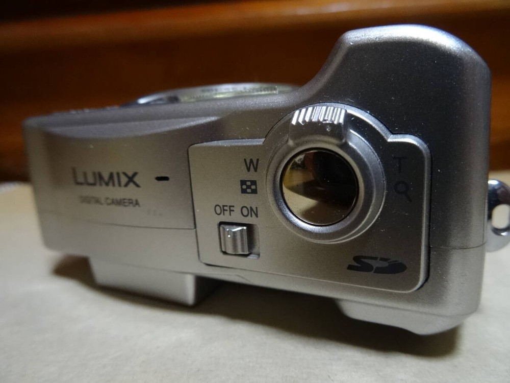 Panasonic / Compact Digital Camera / High-End el / LUMIX / DMC-LC70 / Dry-Cell