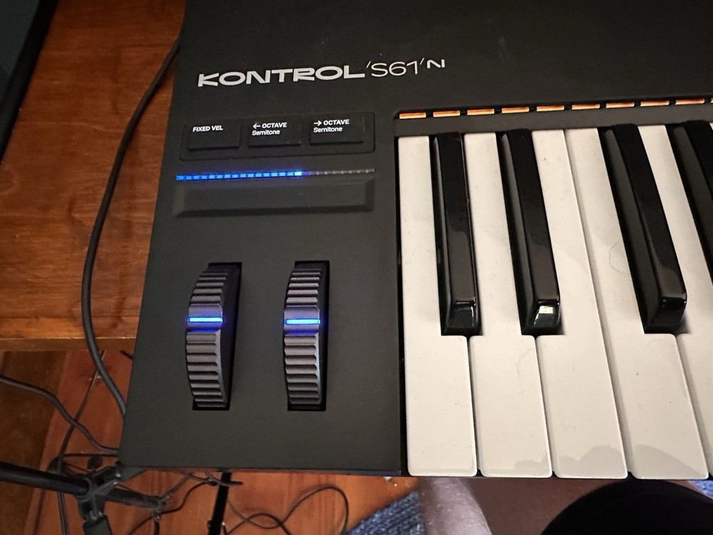 Native Instruments S-Series Komplete Kontrol S61 MK3 Keyboard Controller