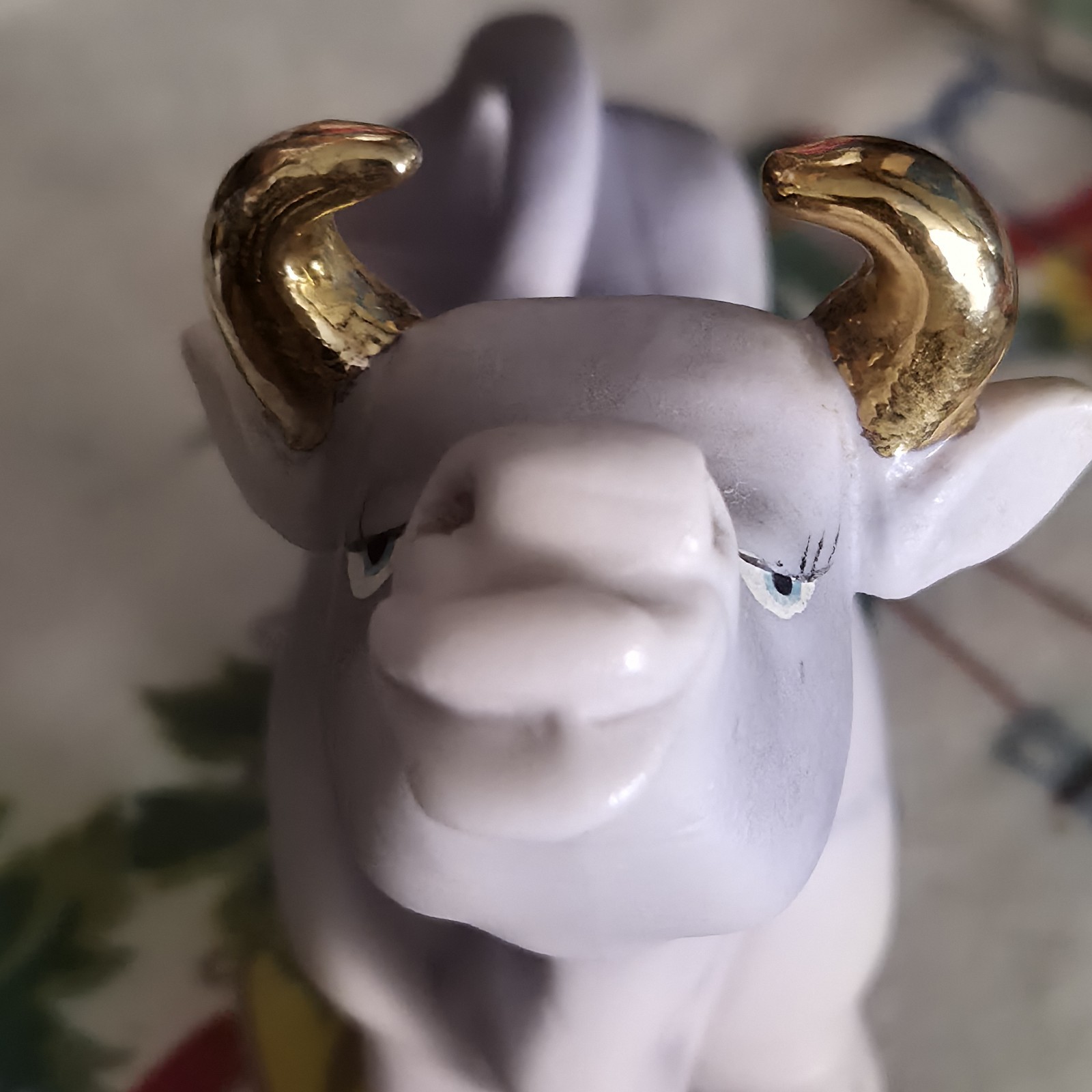 VTG Anthropormorphic Purple Cow Figurine Kissing W/ Gold Paint Figurine EUC