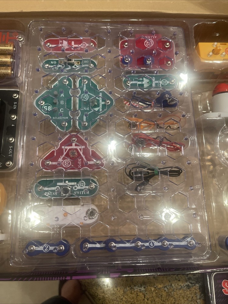 Snap Circuits Arcade 200 Projects Build Electronic Explore Partial Kit STEM READ