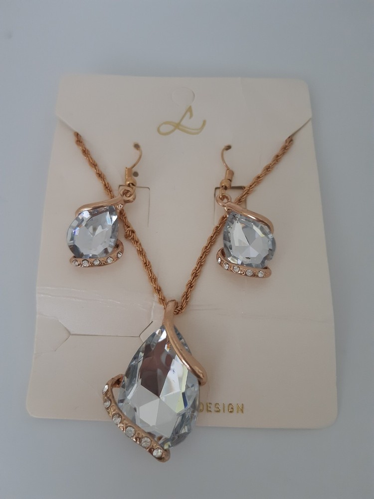 earring necklace set.
