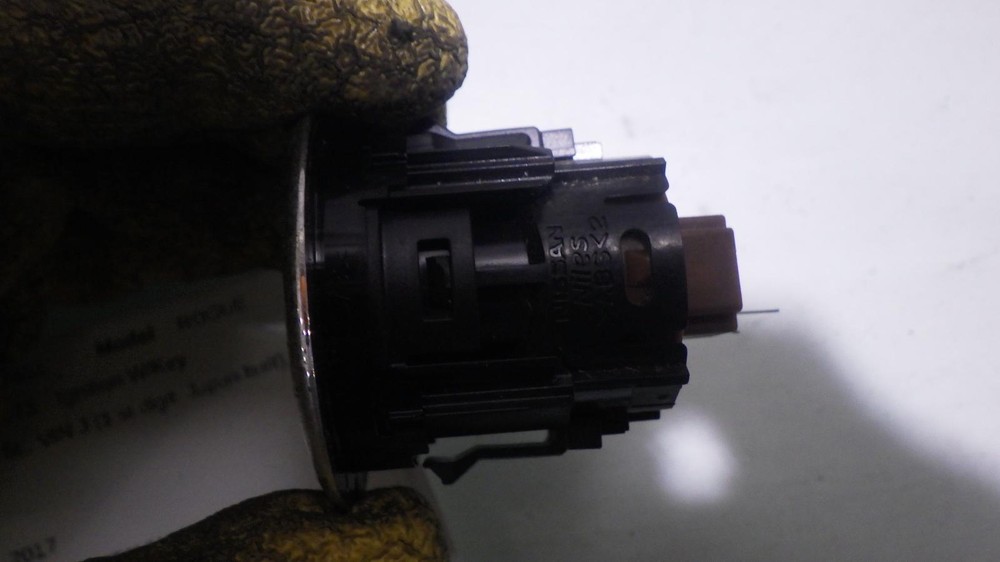 17 NISSAN ROGUE Ignition W/Key