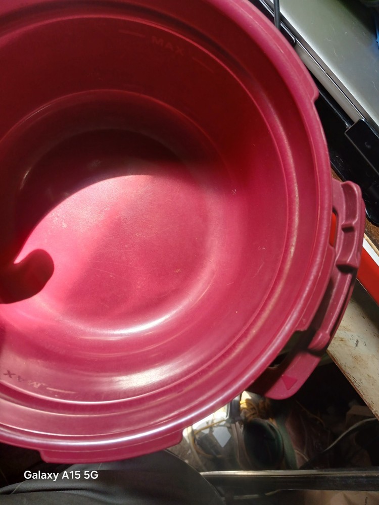 Tupperware Microwave 3-Quart Round Pressure Cooker. V.G. Condition