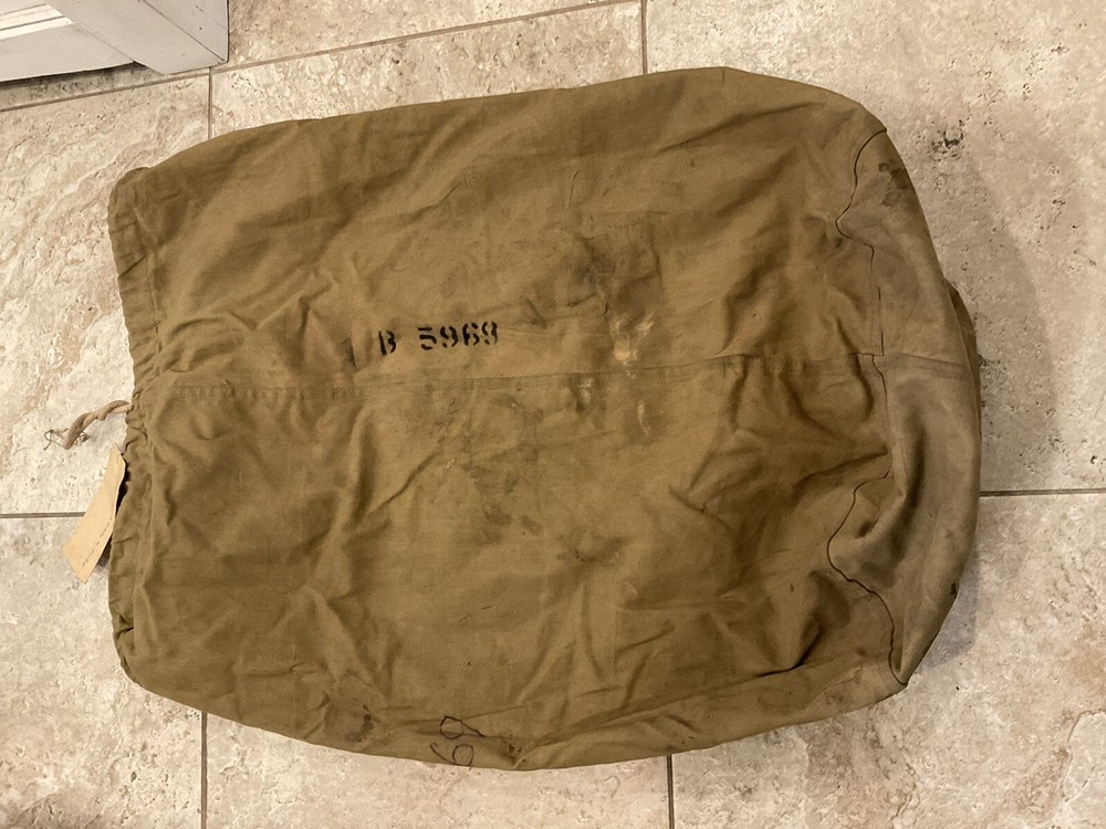 ORIGINAL WWII US BARRACK BAG WITH DATED SPEC TAG - NAMED