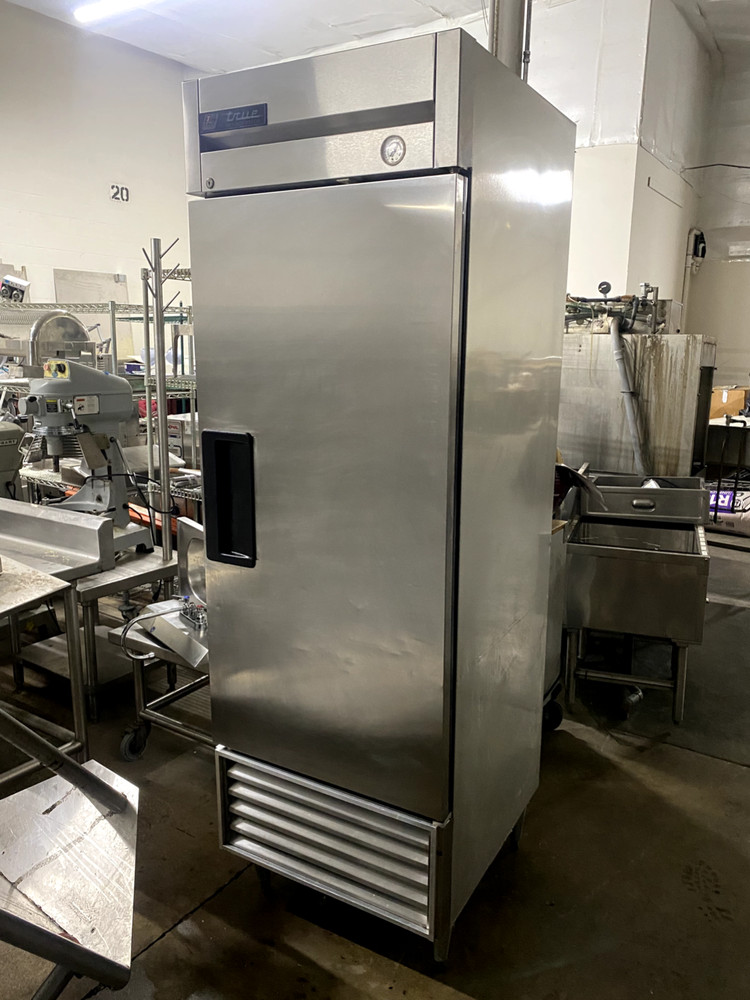 TRUE T-23 HC ONE SECTION REACH-IN FRIDGE, RIGHT HINGE SOLID DOOR