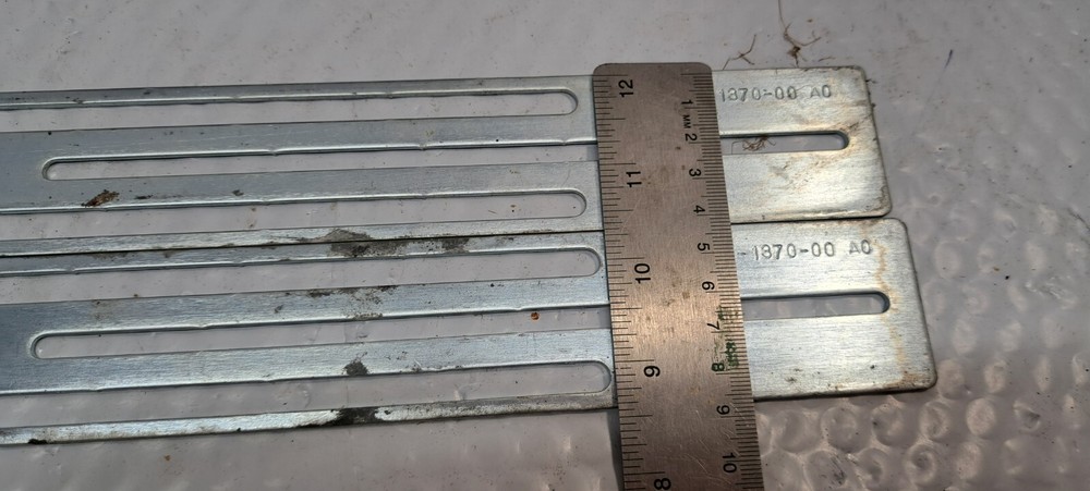 2 X mounting brackets FD-06-1370-00 USED