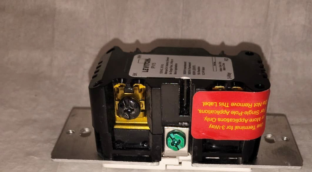 Leviton IPV05-1LZ Decora Vacancy Motion Sensor Switch Manual-On / Automatic-Off