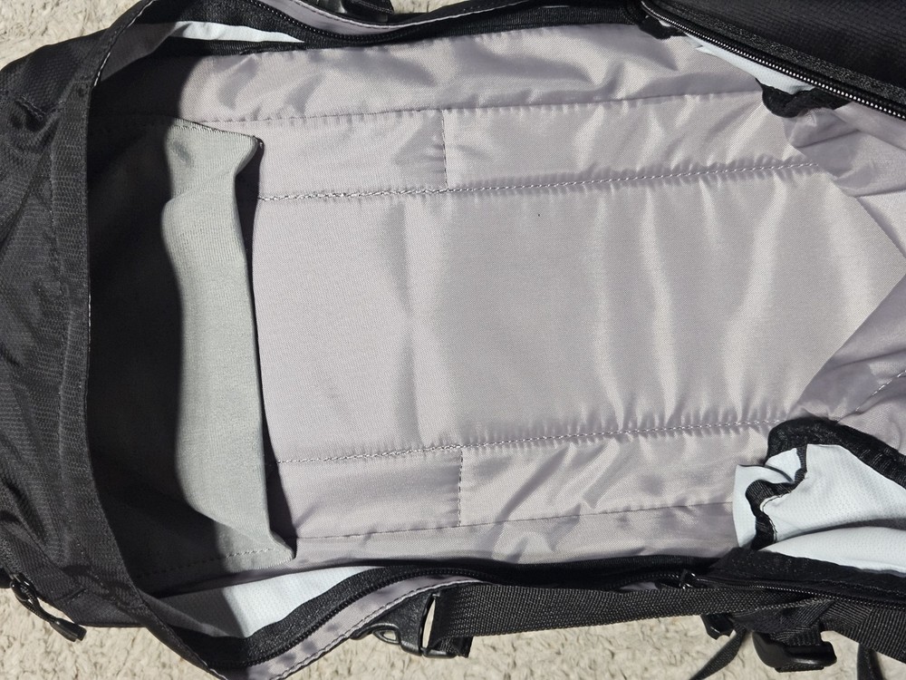 CamelBak Rim Runner 22 Hydration Pack 2.5L Zip Black Hiking Backpack EUC