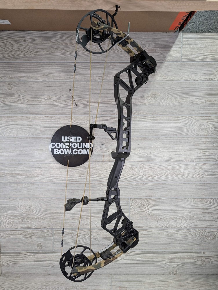 Bear Execute 30 RH 70lb Black Riser/Throwback Limbs Bow