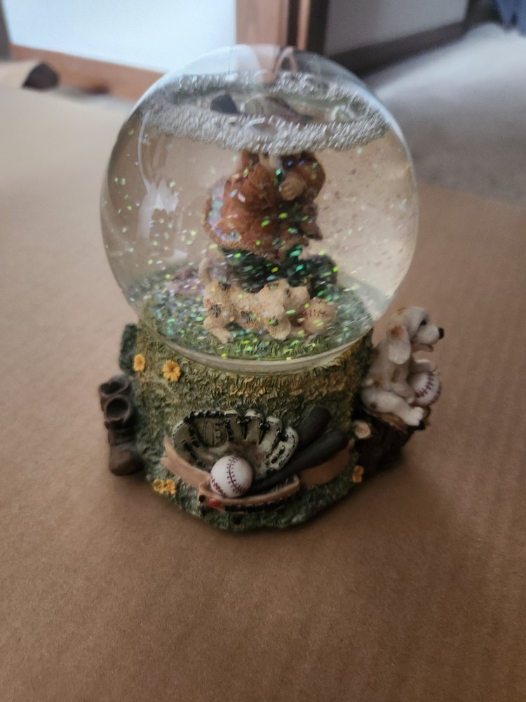 I 🩷 baseball melodic snow globe