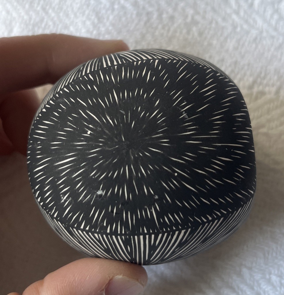 Southwest Native American Acoma Pueblo Pottery Signed Fine Line ‘Seed Pot’