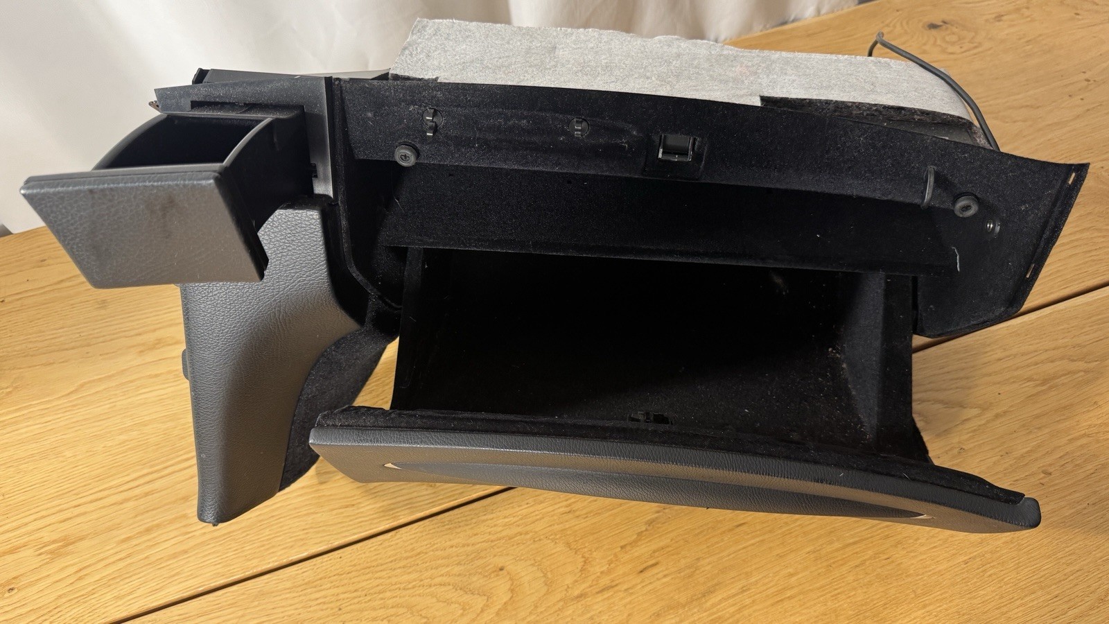 03-09 MERCEDES W209 CLK320 CLK550 DASHBOARD GLOVE BOX STORAGE COMPARTMENT W/AUX