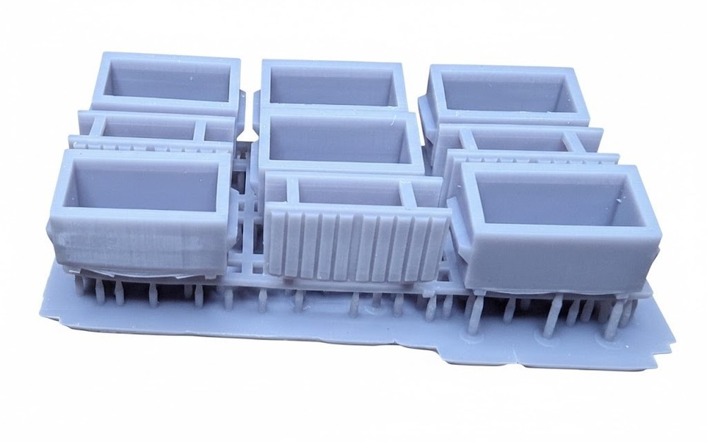 6 N Scale Dumpster and Lids N1011