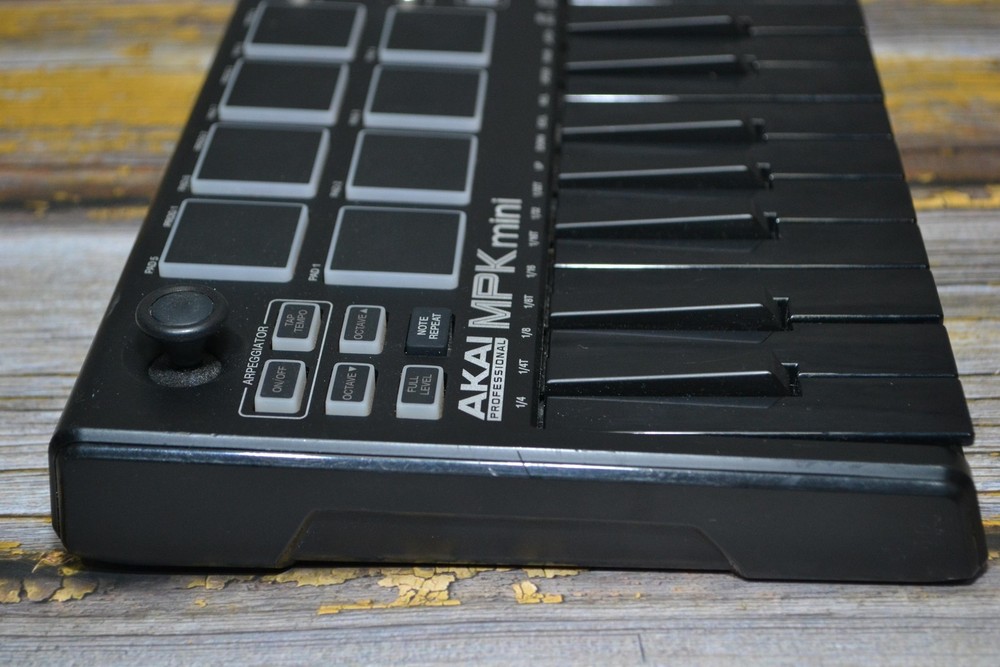 Akai Professional MPK Mini 25-Key USB MIDI Keyboard Controller Black Pads Knobs