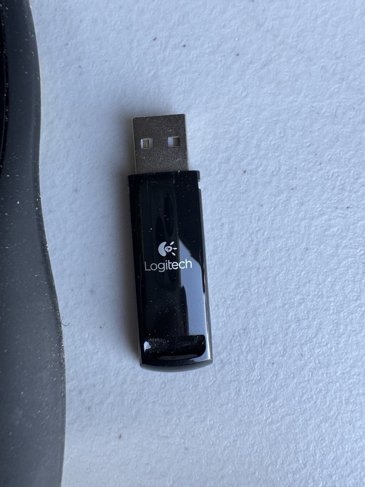 LOGITECH R400 WIRELESS PRESENTER REMOTE CONTROL w/ LASER POINTER & CASE