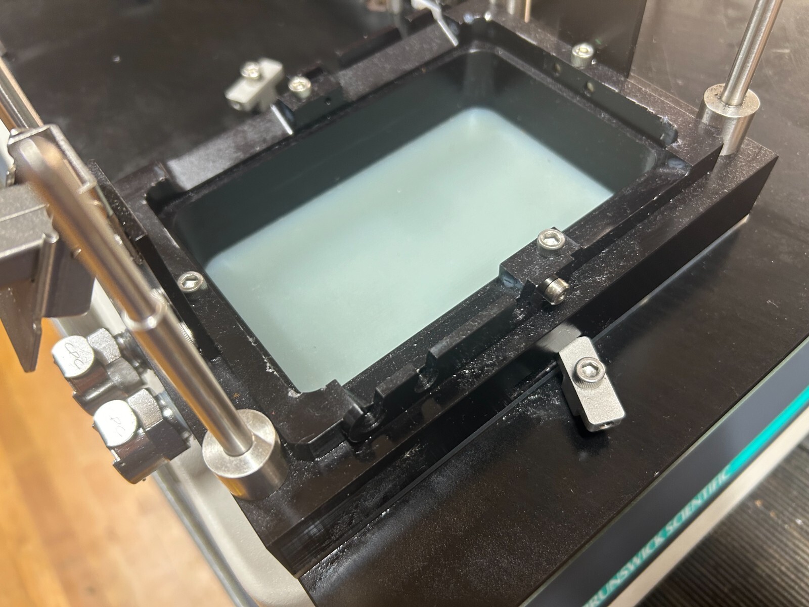 New Brunswick Innova 2100 Platform Shaker M1194-2000