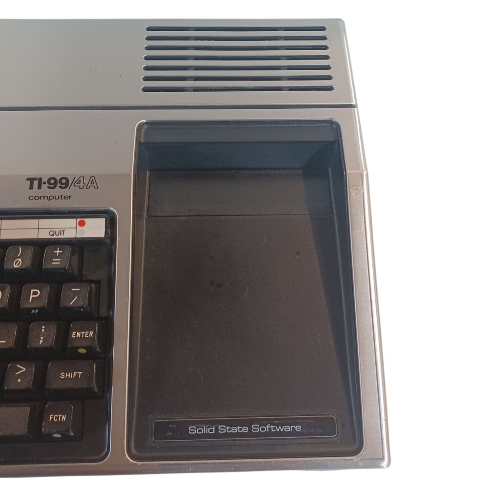 TEXAS INSTRUMENTS TI-99/4A Vtg 1982 HOME COMPUTER Powers On **READ**