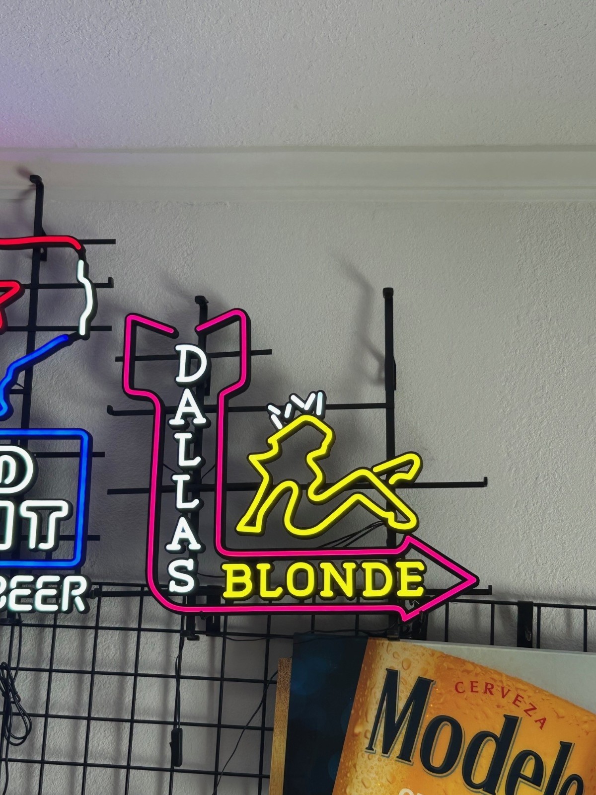 DALLAS BLONDE LED BAR SIGN MAN CAVE GARAGE DECOR LIGHTED SIGN NEW WITH MOTION!!