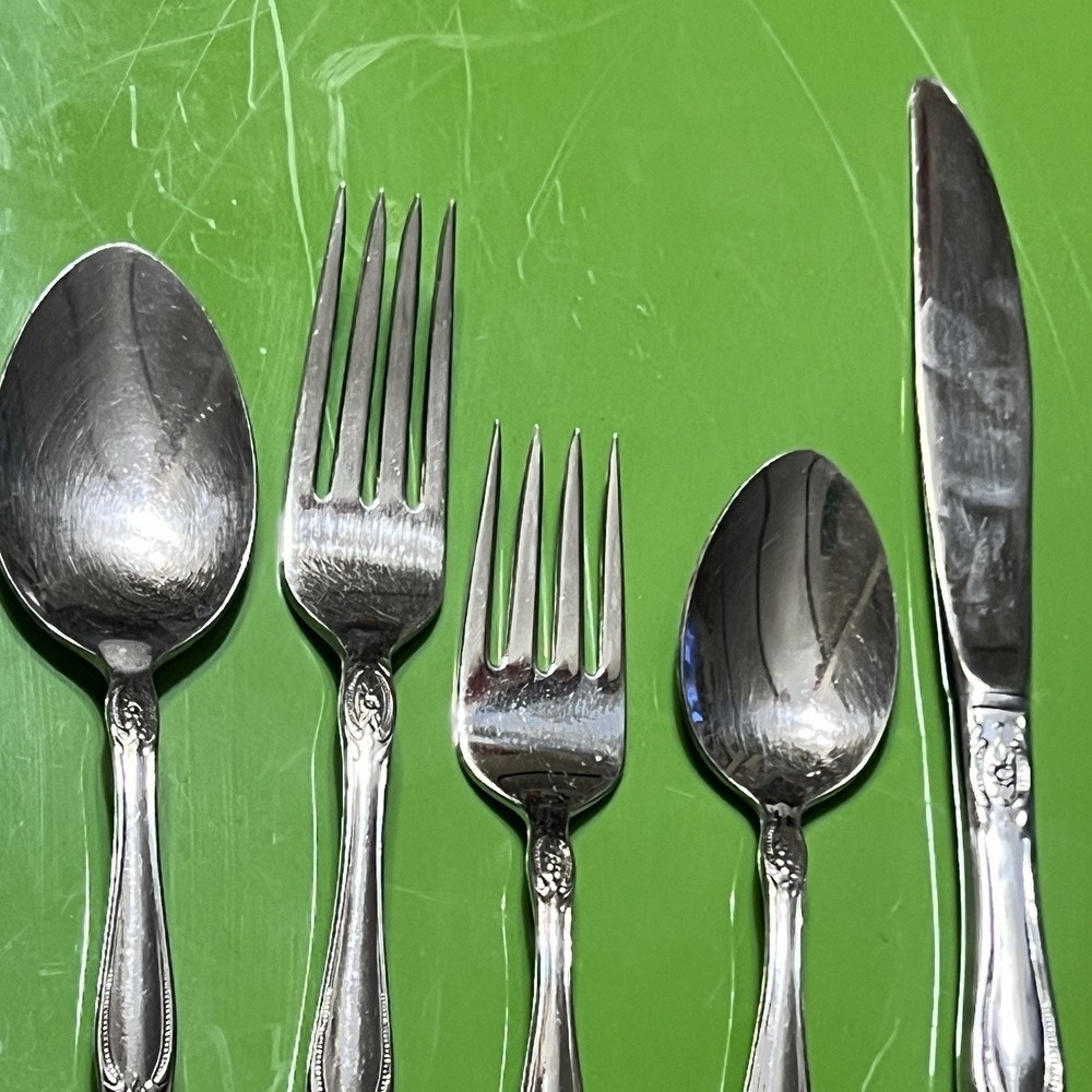 Oneida West Bend Affection 5 Piece Fork, Salad, teaspoon, table spoon, knife