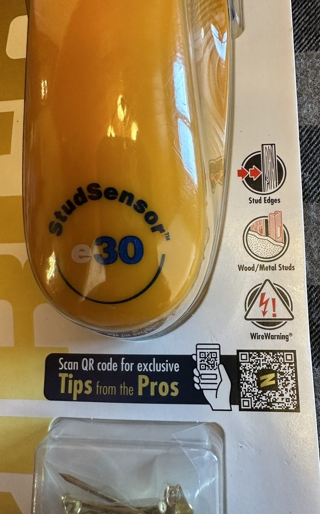 NEW - Zircon StudSensor e30 Stud Finder With Wire Warning + Bonus Hooks & Nails