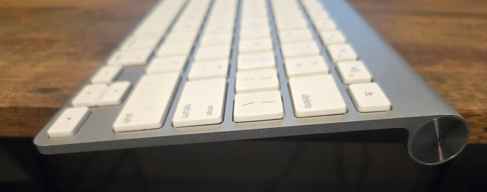 Apple A1314 Wireless Keyboard Silver MC184LL/B untested good condition