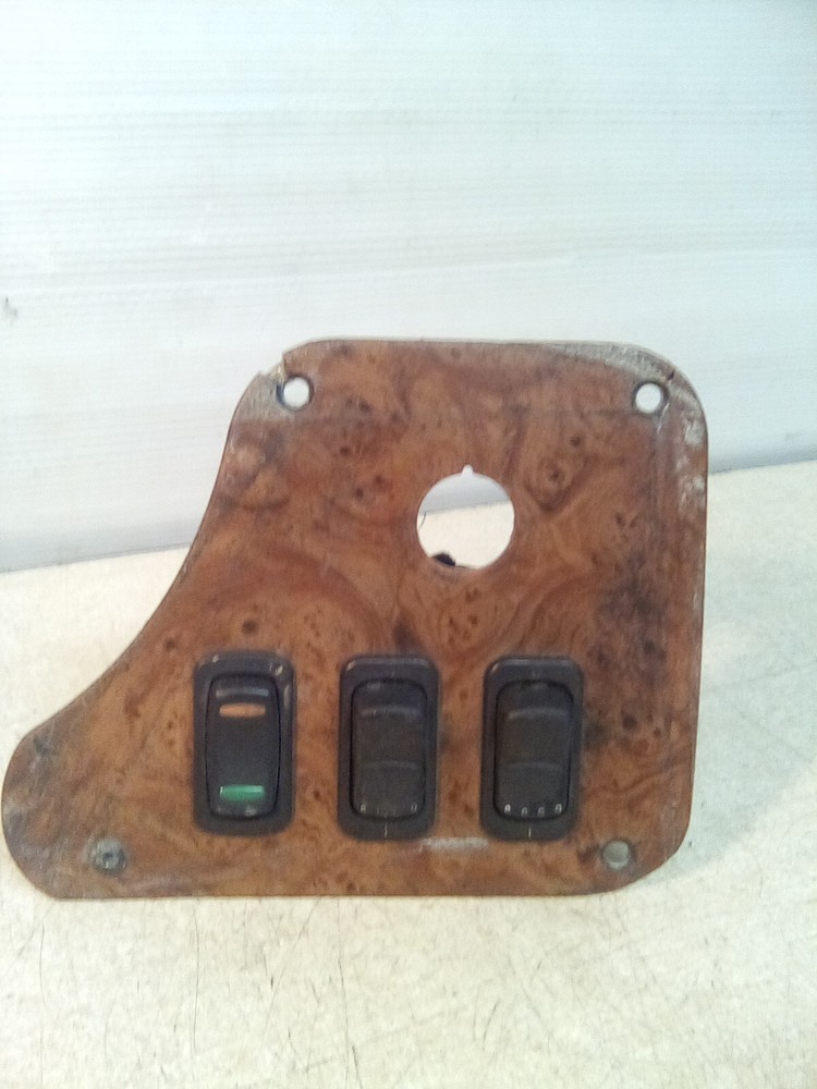 2009 Peterbilt 387 17-05007M001 Dash Switch Panel