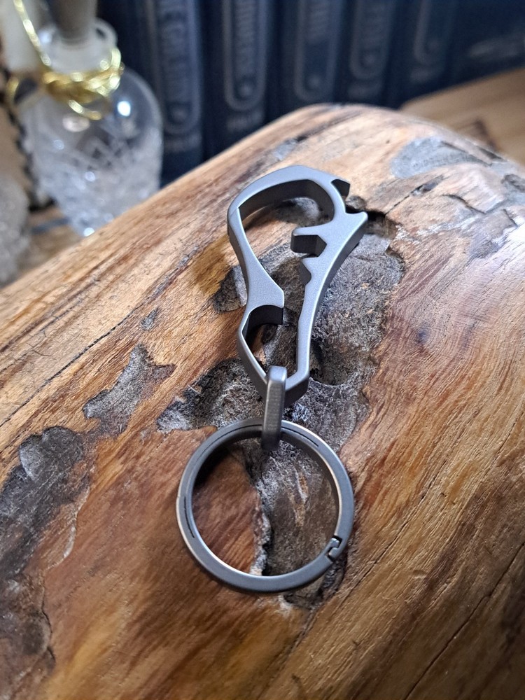 EDC TITANIUM MULTI-TOOL CARABINER KEYCHAIN