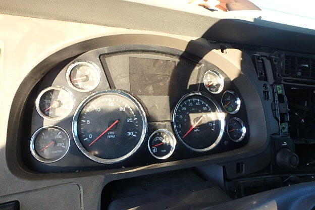 KENWORTH T680 2016: Instrument Cluster