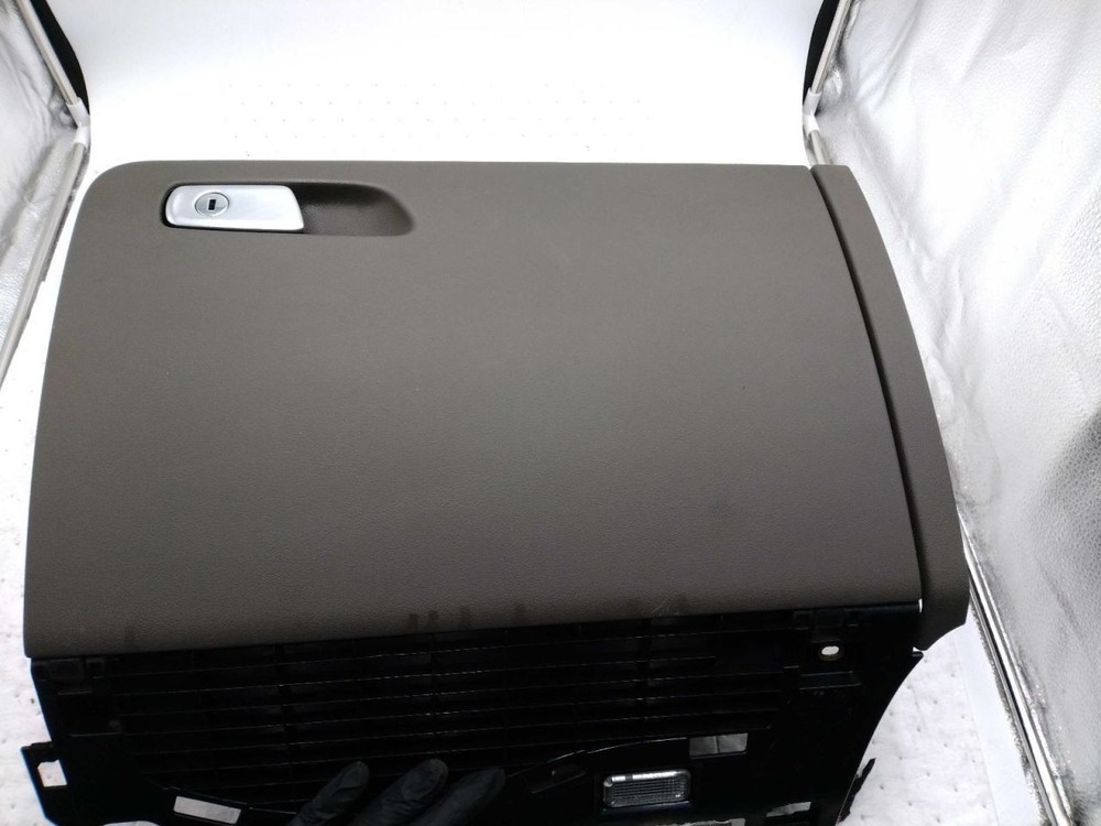 Q5        2012 Glove Box 632946
