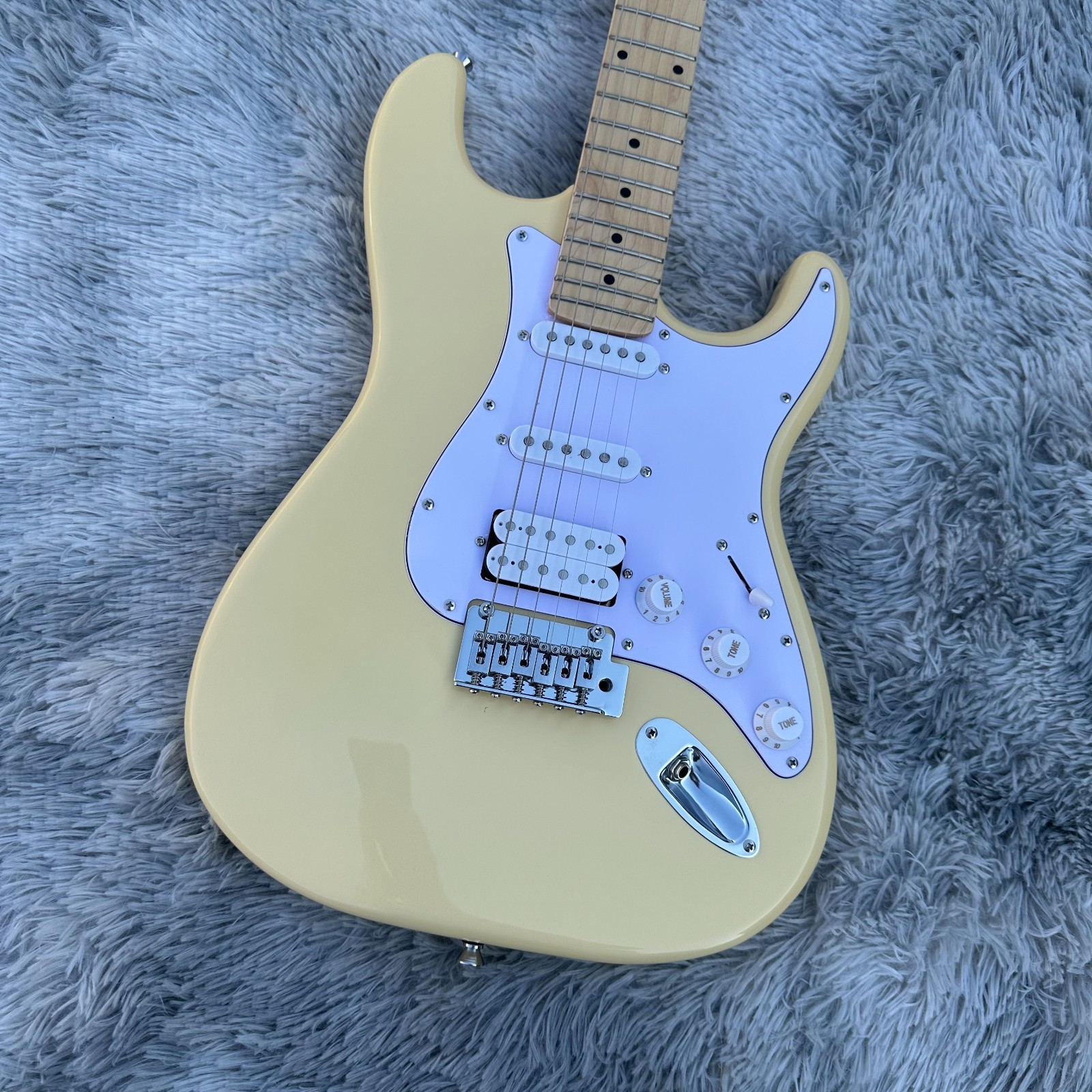 Milk white ST electric guitar/SSS pickup/white guard/silver tuner/from US